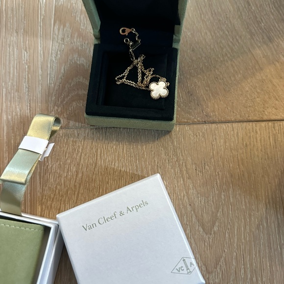 Van Cleef & Arpels Mother of Pearl Necklace - Picture 4 of 8